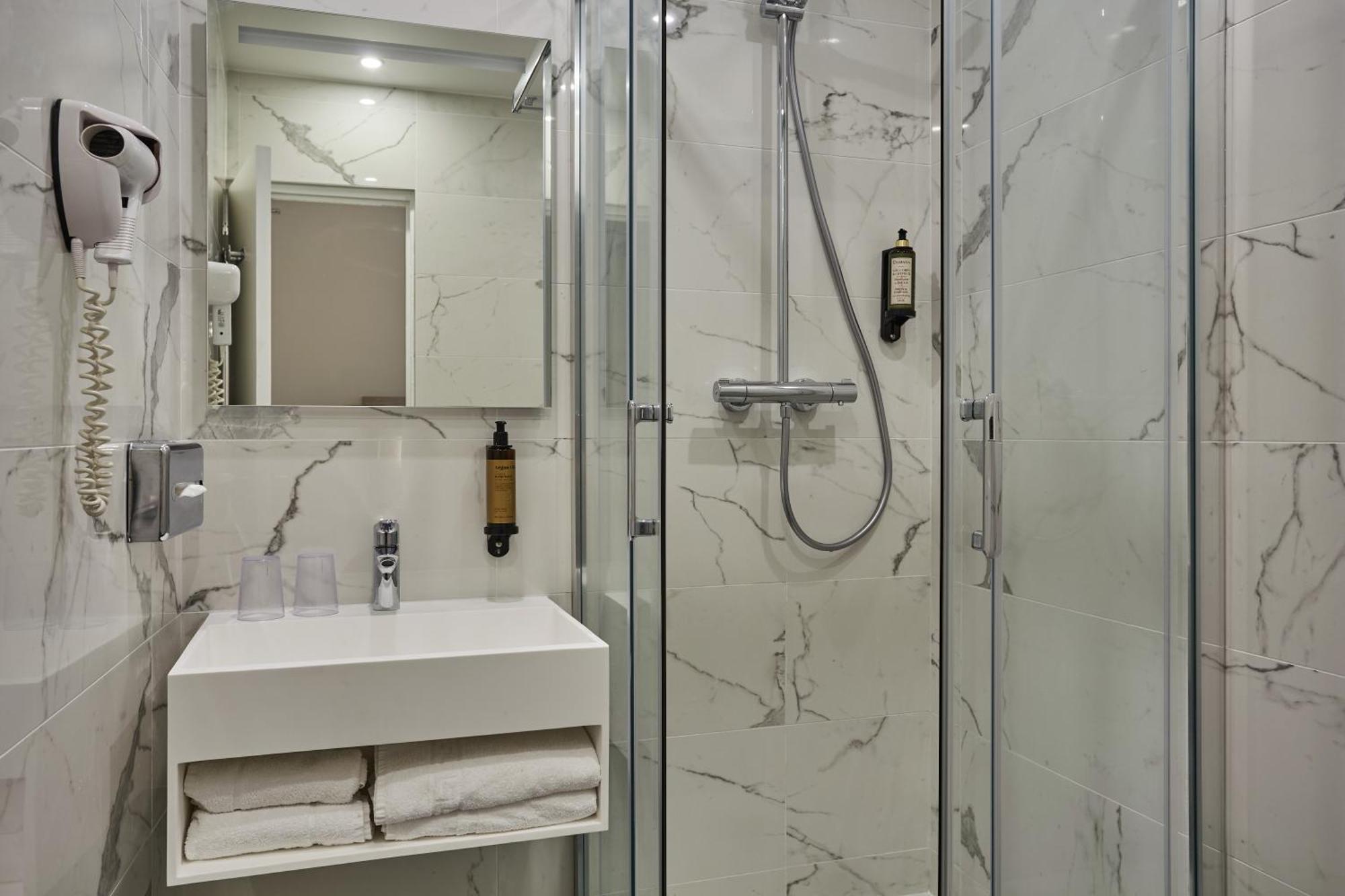 Hotel Lux Picpus Париж Екстериор снимка